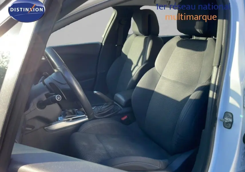 Intérieur de la Peugeot 508 blanc, vue côté gauche montrant les sièges avant en tissu noir et le volant.