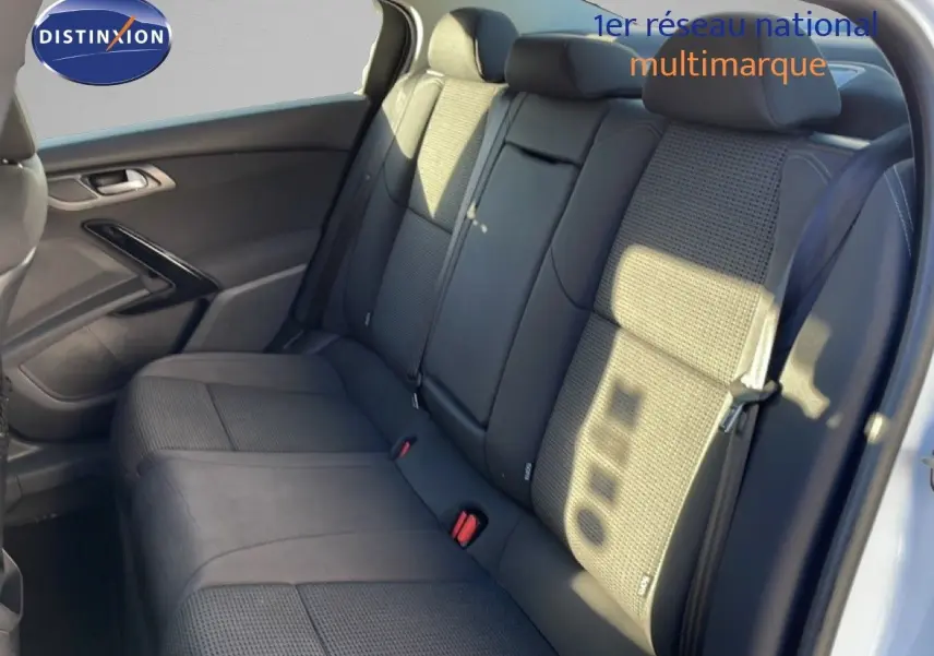 Banquette arrière en tissu noir de la Peugeot 508 blanche vue côté droit avec porte ouverte et ceinture visible.