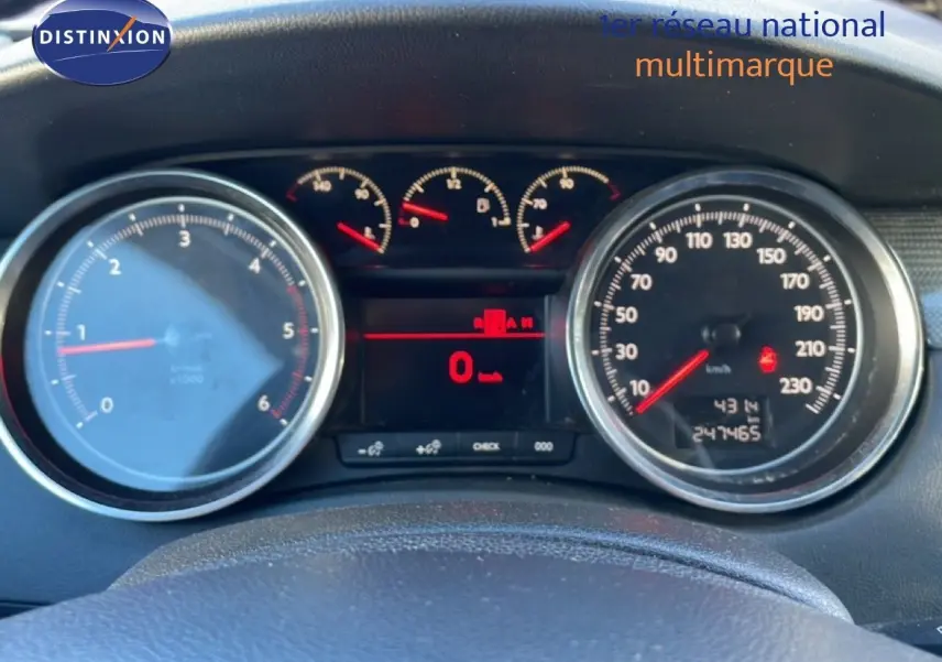 Vue rapprochée du tableau de bord de la Peugeot 508 diesel 2012, affichant compte-tours et compteur de vitesse.