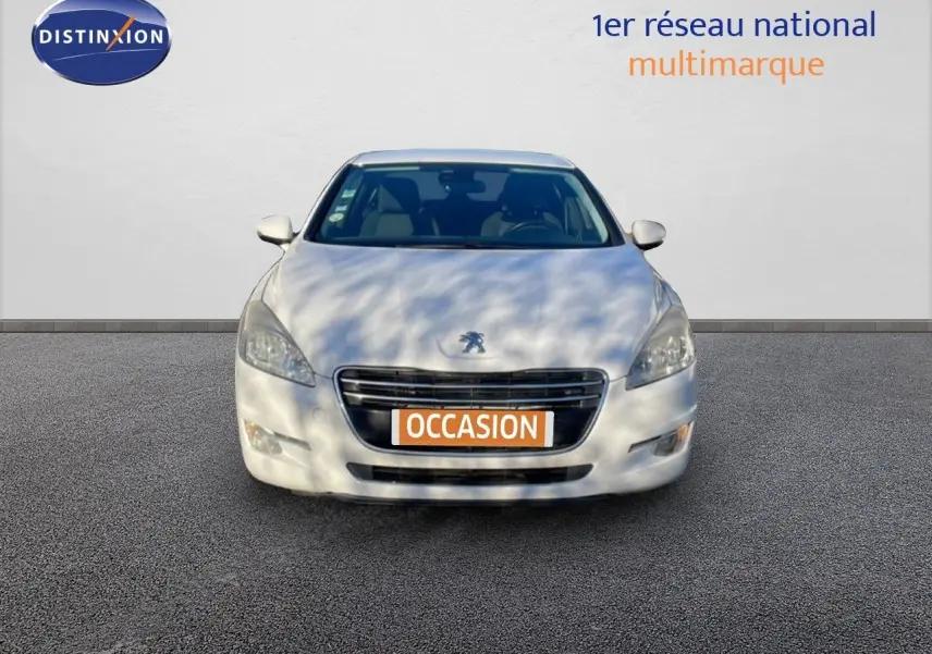 Vue avant d'une Peugeot 508 blanche de 2012 avec plaque "OCCASION" sur un fond neutre.