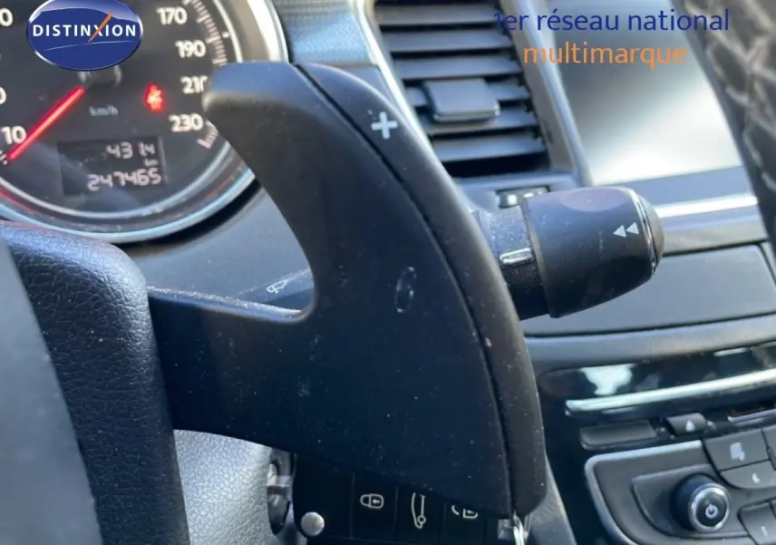 Gros plan sur la palette de changement de vitesse côté droit du volant d'une Peugeot 508 blanche de 2012.