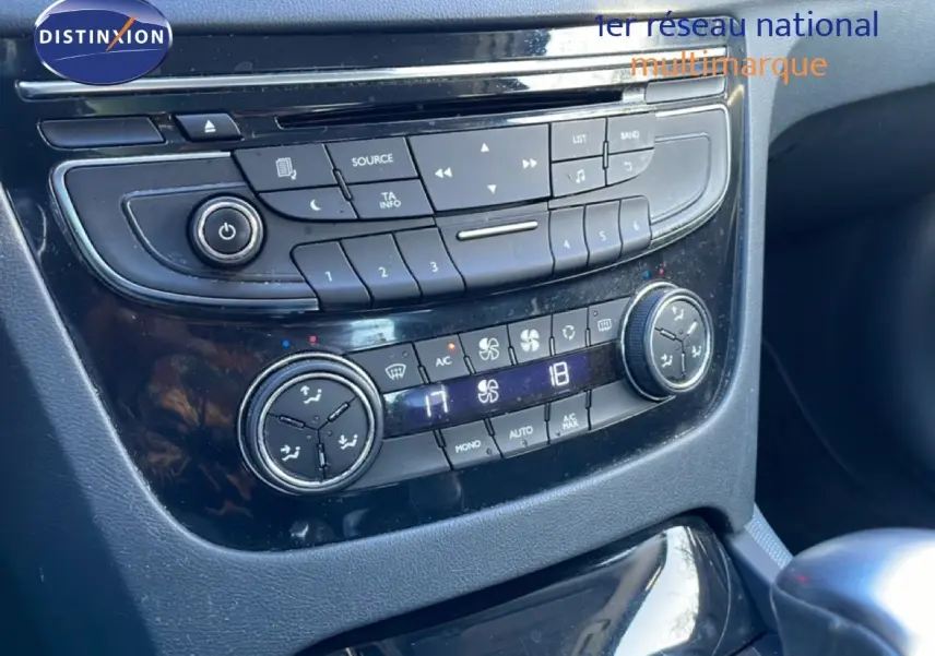 Tableau de bord de Peugeot 508 blanc 2012, vue rapprochée sur la console centrale avec commandes audio et climatisation digitale.