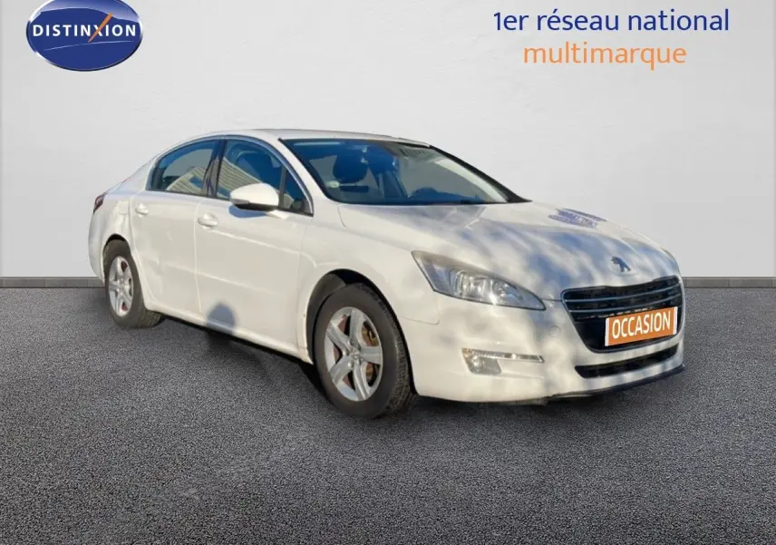 Peugeot 508 blanche vue en 3/4 avant droit, avec plaque orange "OCCASION" sur un fond neutre.