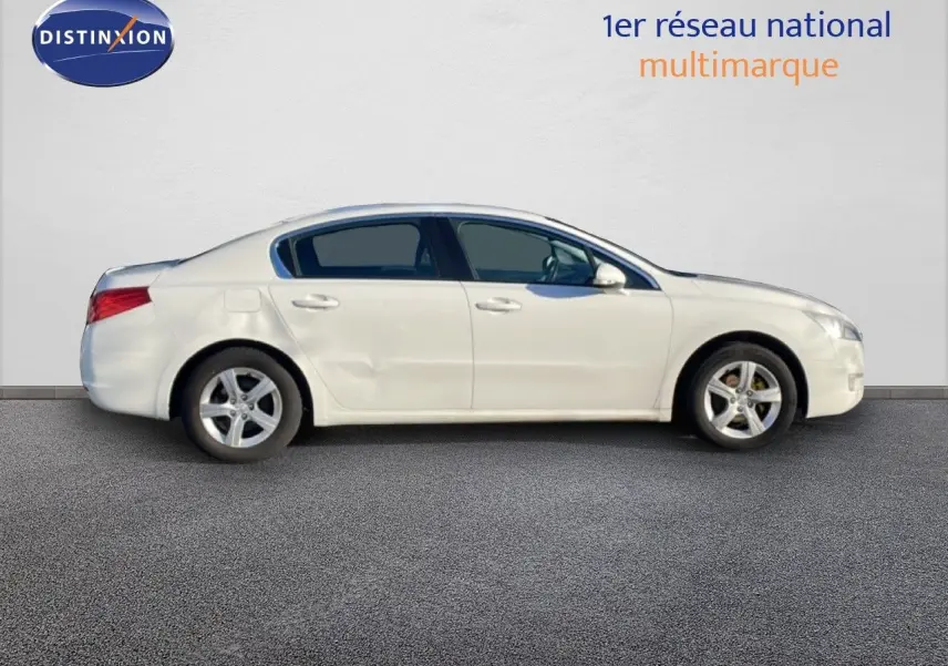 Profil côté gauche d'une Peugeot 508 blanche de 2012 avec une bosse visible sur la porte arrière.
