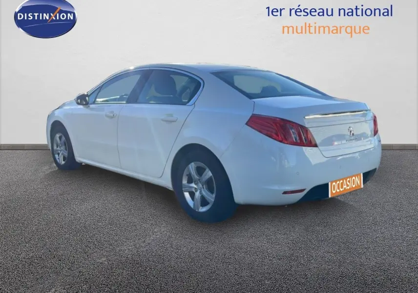 Peugeot 508 blanc vue 3/4 arrière côté gauche, berline 5 portes avec jantes alliage et plaque occasion.