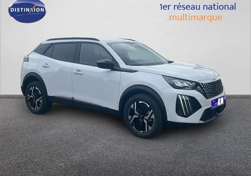 Peugeot 2008 blanc Okenite métal en 3/4 avant droit avec jantes noires et toit noir contrasté.