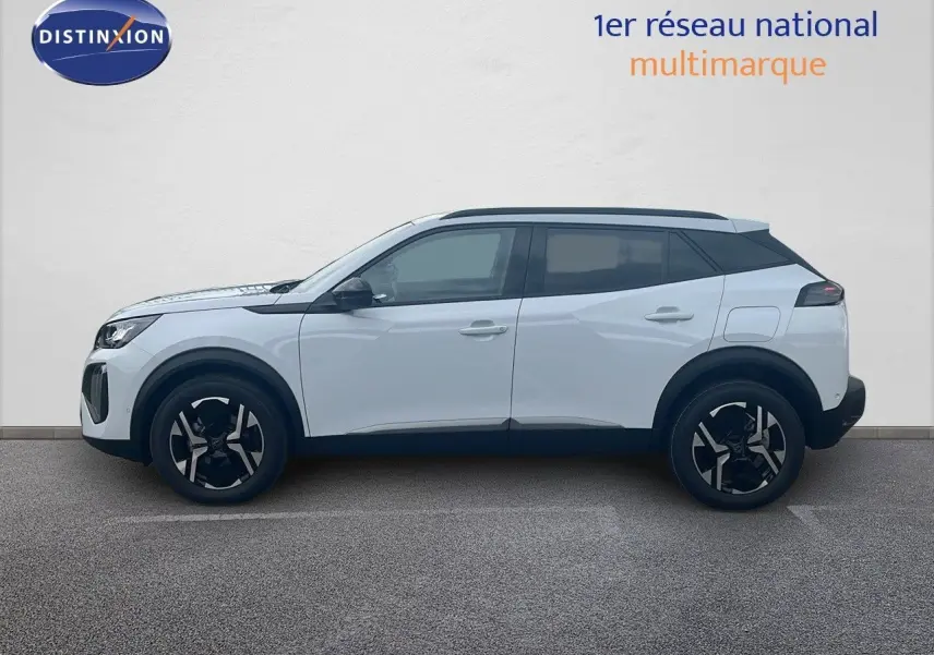 Peugeot 2008 blanc Okenite métal vu de profil côté gauche, avec jantes noires et toit noir contrastant.