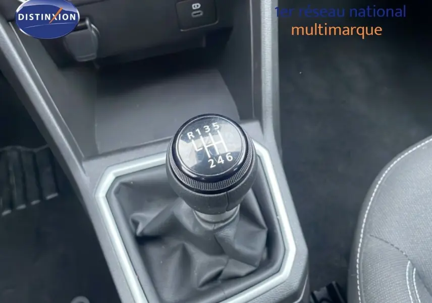 Gros plan sur le levier de vitesses manuel noir du Dacia Jogger 2025, intérieur en tissu noir avec surpiqûres blanches.