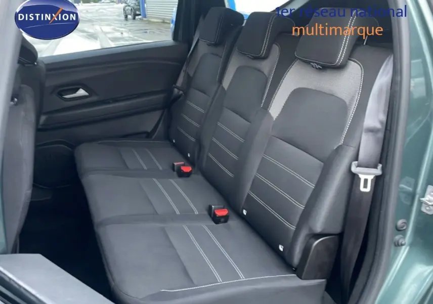 Vue intérieure des sièges arrière noirs avec surpiqûres blanches du Dacia Jogger 2025, côté droit ouvert.