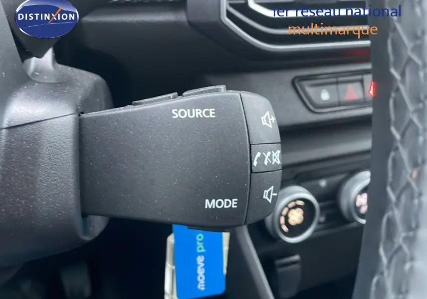 Gros plan sur la commande au volant du Dacia Jogger 2025, mettant en valeur les boutons source et mode.