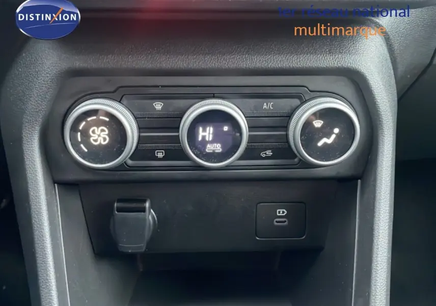 Gros plan sur les commandes de climatisation du tableau de bord d'une Dacia Jogger 2025, finition Expression.