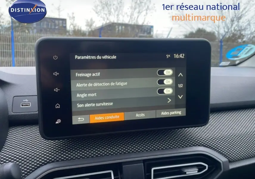 Écran tactile central du tableau de bord du Dacia Jogger 2025 affichant les paramètres d’aides à la conduite.