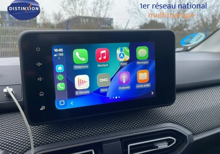 Vue 3/4 avant droit du Dacia Jogger 2025 vert cèdre métal, mettant en valeur sa silhouette compacte et ses lignes modernes.