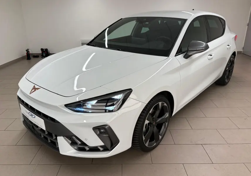 Vue 3/4 avant droit d'une CUPRA Leon Phase 2 blanche Nevada avec jantes noires et feux LED allumés.