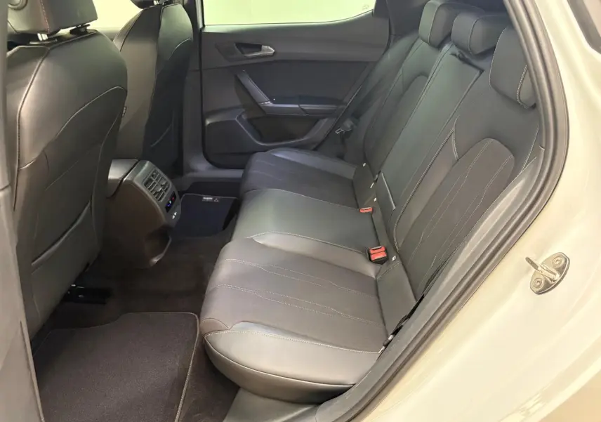 Vue côté droit arrière sur l'intérieur noir cuir de la CUPRA Leon 2025 avec porte ouverte et détails des sièges arrière.