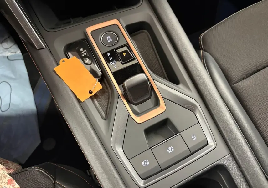 Gros plan sur la console centrale noire avec levier de vitesse et clés dans une CUPRA Leon blanc Nevada 2025.