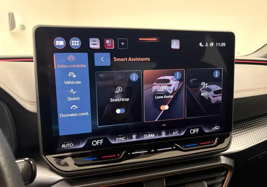 Écran tactile central du tableau de bord du CUPRA Leon Phase 2 affichant les assistants de conduite.