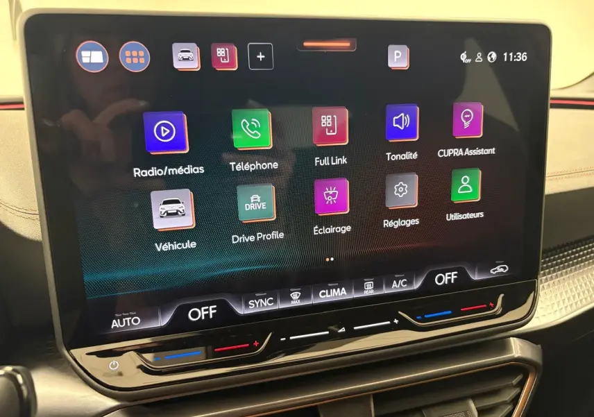 Écran tactile central du tableau de bord de la CUPRA Leon Phase 2, affichant les menus multimédias et réglages.