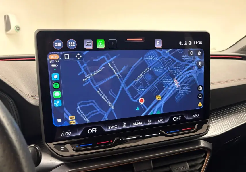 Écran tactile central avec navigation affichée dans l’habitacle du CUPRA Leon blanc Nevada, vue intérieure.
