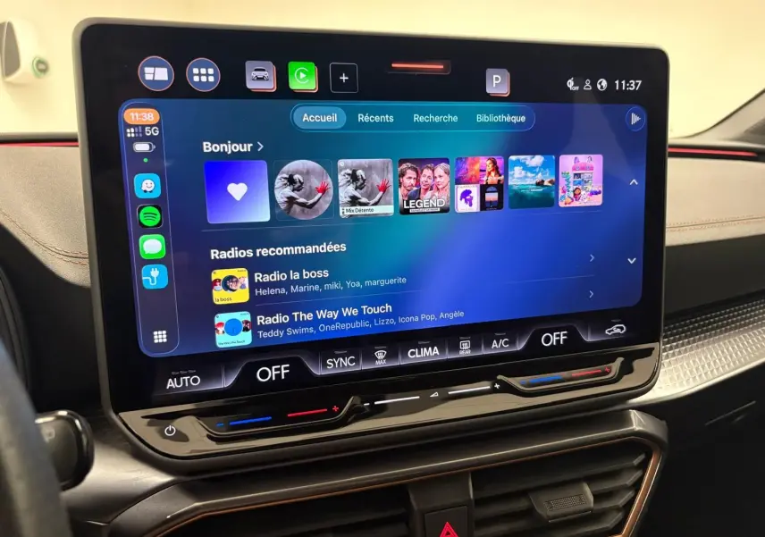 Écran tactile central du tableau de bord du CUPRA Leon Phase 2, affichant l'interface multimédia avec commandes climatisation.