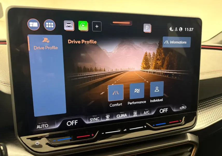 Écran tactile central de la CUPRA Leon blanc Nevada 2025 affichant les modes de conduite Comfort, Performance et Individual.