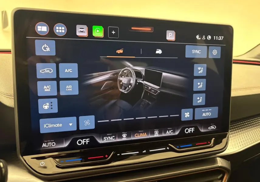 Écran tactile central affichant les commandes de climatisation du CUPRA Leon blanc Nevada, vue intérieure avant.