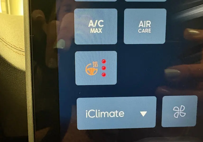 Détail de l'écran tactile du système de climatisation avec commande de chauffage du volant activée dans une CUPRA Leon blanche.