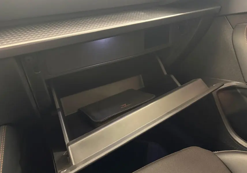 Gant de boîte à gants ouvert avec pochette noire, intérieur avant droit de la CUPRA Leon Phase 2 Blanc Nevada 2025.