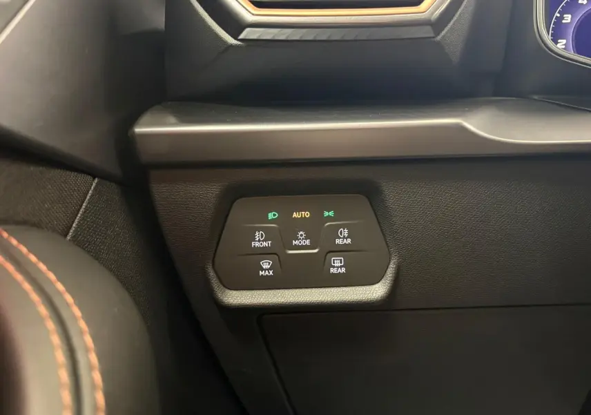 Détail du tableau de bord côté gauche avec commandes d’éclairage et de désembuage sur CUPRA Leon blanc Nevada 2025.