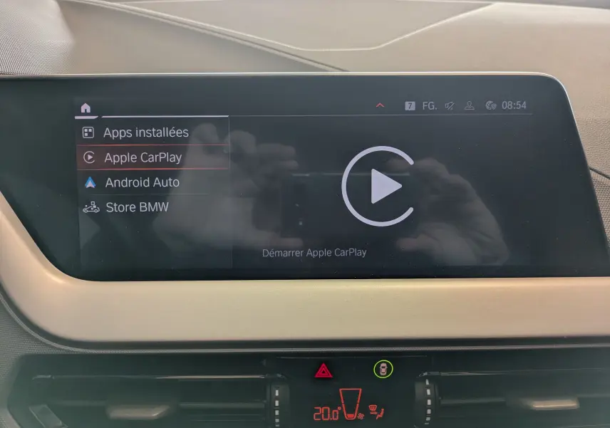 Écran tactile central de la BMW Série 1 116d 2022 affichant les options Apple CarPlay et Android Auto, intérieur beige.