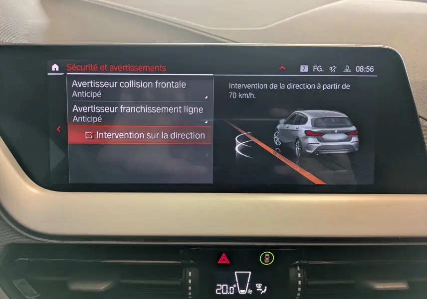 Écran du tableau de bord montrant l'interface d'assistance à la conduite avec une BMW Série 1 grise vue de trois quarts arrière.