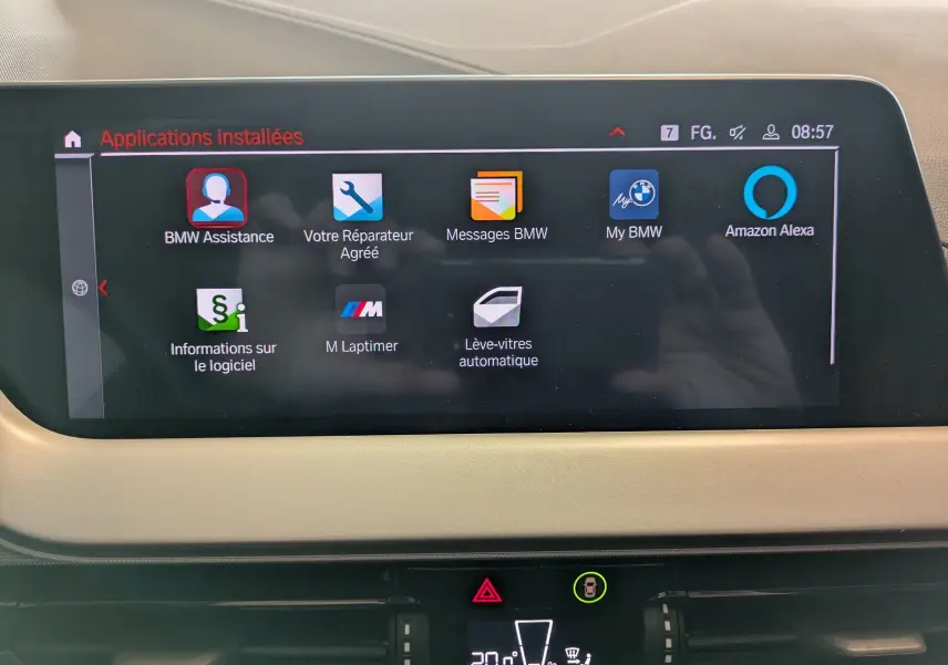 Écran central de la BMW Série 1 116d 2022 affichant les applications installées dans l'habitacle beige.