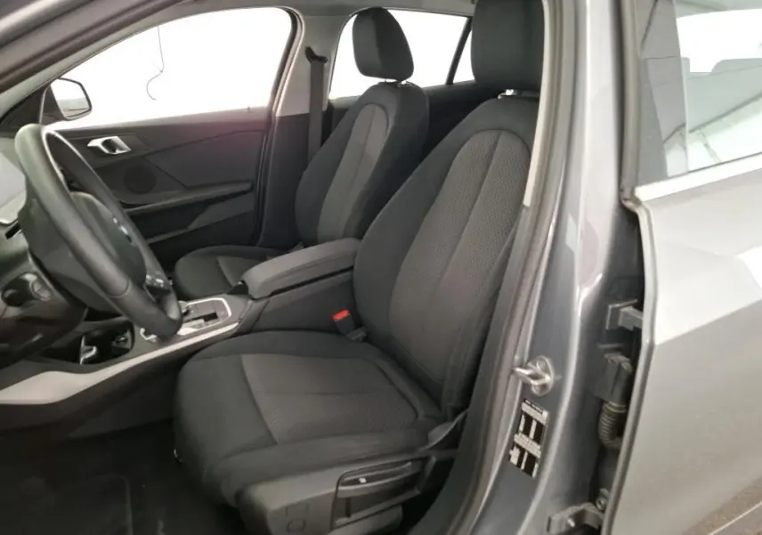 Gros plan sur la jante alliage grise et le pneu Bridgestone du côté arrière droit d'une BMW Série 1 gris 2022.