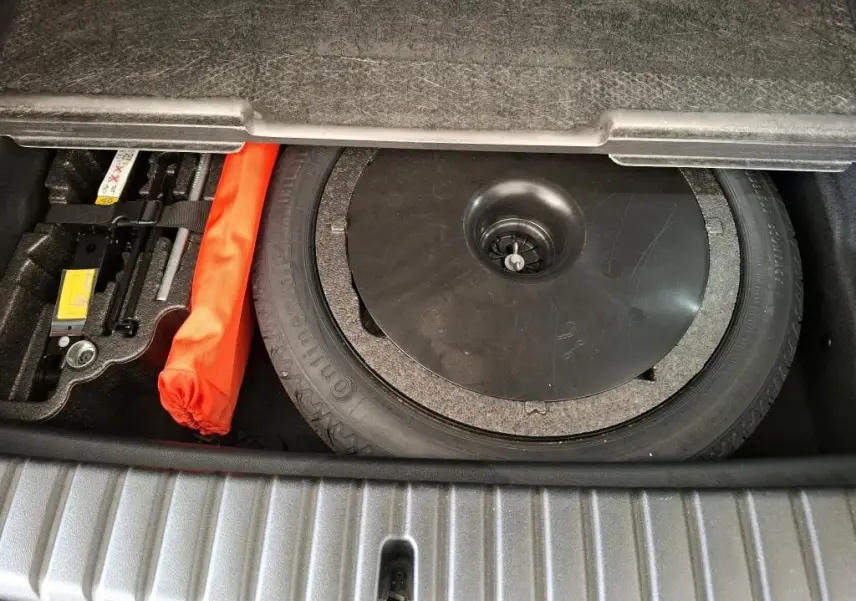 Intérieur côté conducteur d'une BMW Série 1 gris 2022, montrant sièges noirs et tableau de bord moderne.