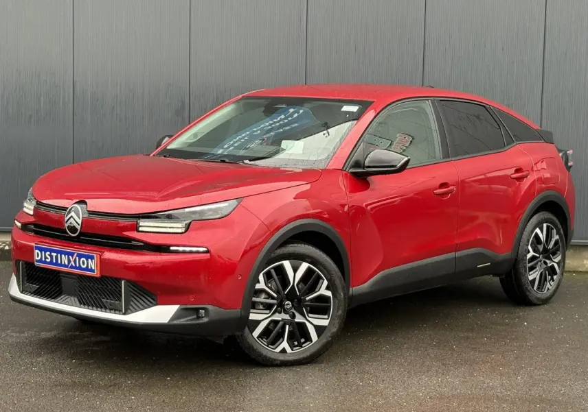 Citroën C4 Hybrid 145 rouge Elixir en 3/4 avant droit, avec jantes alliage et phares LED distinctifs.