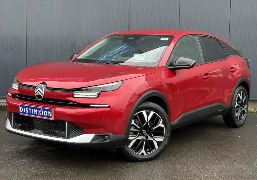 Citroën C4 Hybrid 145 rouge Elixir vue 3/4 avant avec jantes alliage et phares LED distinctifs.
