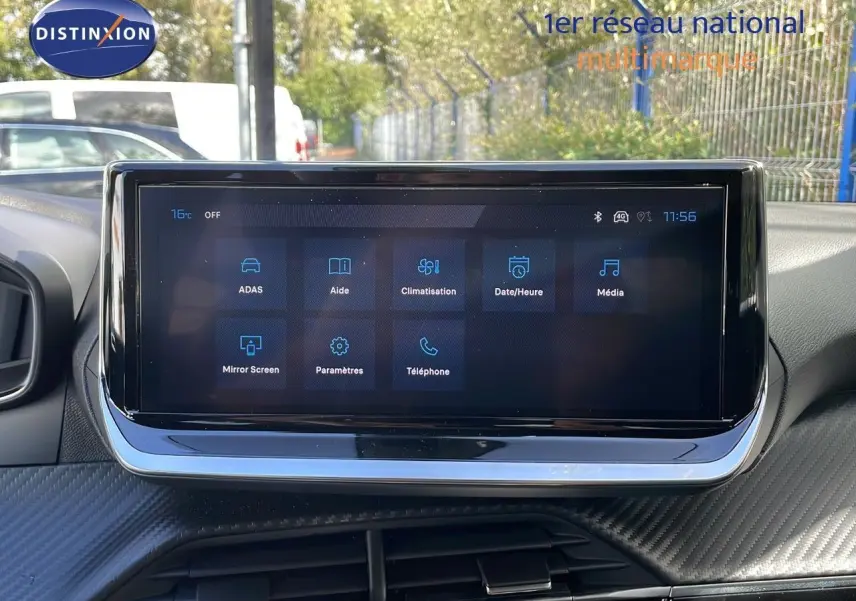 Écran tactile central du tableau de bord du Peugeot 2008 gris Artense Metal, affichant les menus de climatisation et médias.