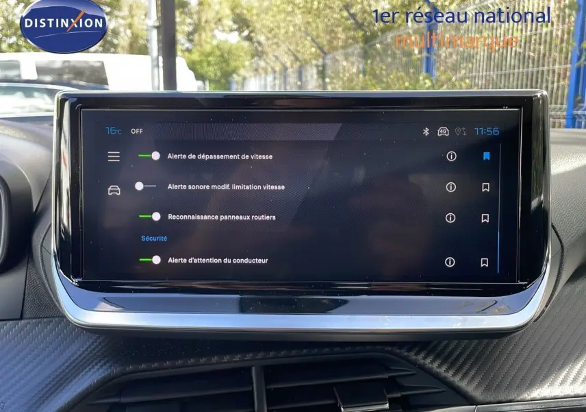 Écran tactile central du Peugeot 2008 gris Artense, affichant les alertes de sécurité du conducteur.