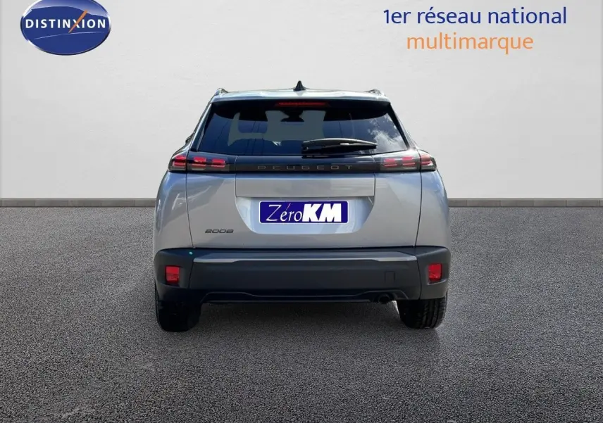 Vue arrière d'un Peugeot 2008 gris Artense métal avec feux LED et hayon fermé sur fond neutre.