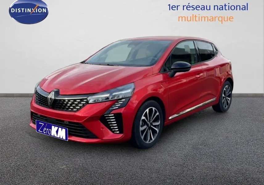 Renault Clio rouge désir métal vue 3/4 avant droit, avec calandre noire et feux LED distinctifs.