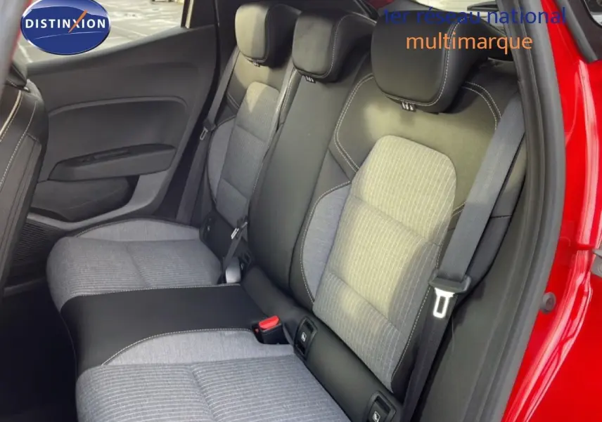 Vue intérieure côté gauche des sièges arrière bi-matière gris clair et noir d'une Renault Clio rouge Désir métal 2025, porte ouverte.