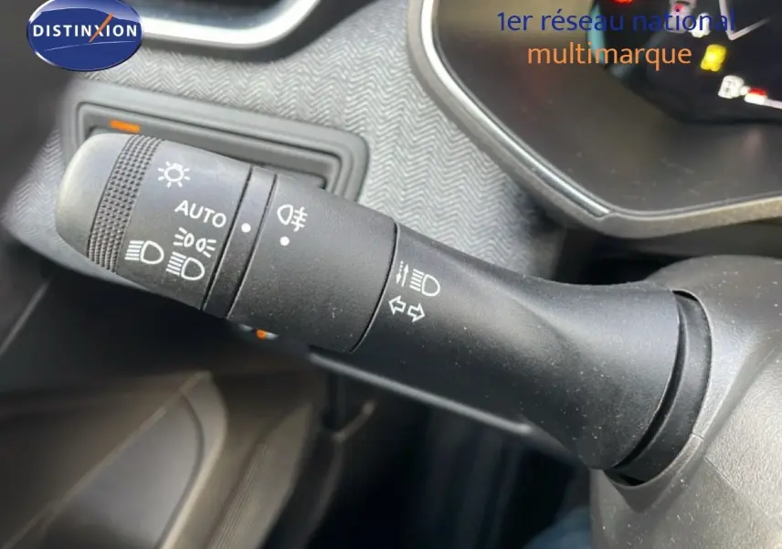 Gros plan sur la commande des feux et clignotants dans l'habitacle d'une Renault Clio 2025, finition TECHNO.