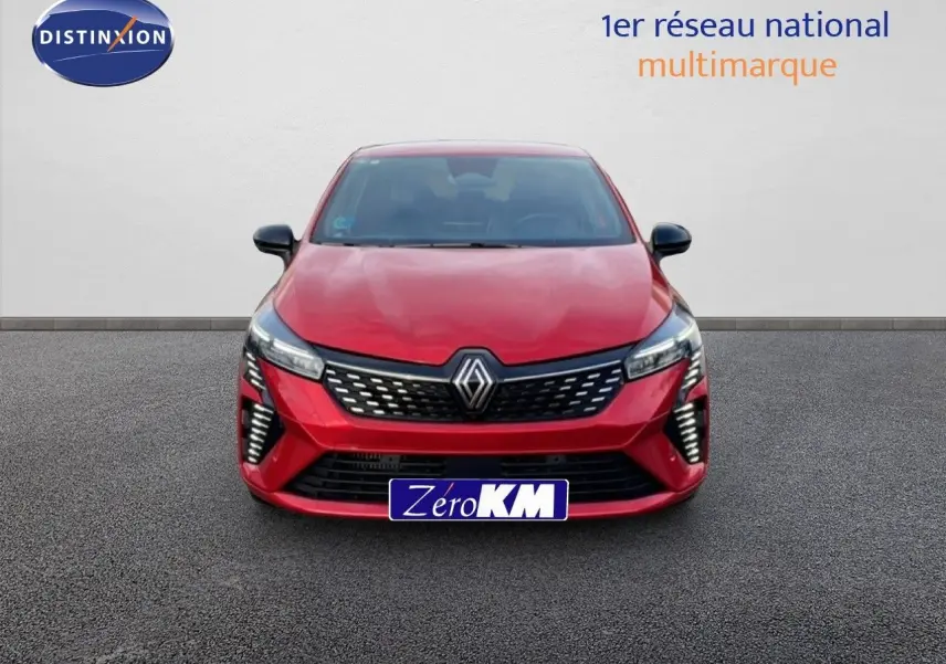 Vue frontale d'une Renault Clio 2025 rouge désir métal avec calandre noire et phares LED allumés.