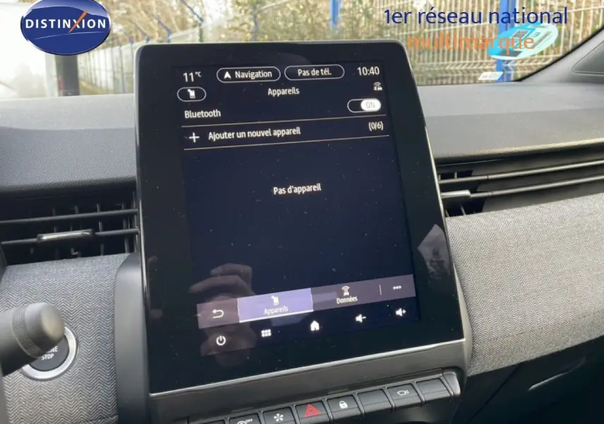 Écran tactile central de la Renault Clio 2025 rouge Désir Métal affichant le menu Bluetooth dans l’habitacle.