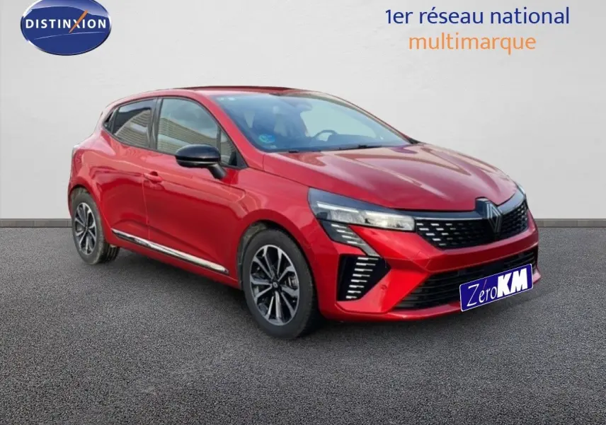 Renault Clio 2025 rouge désir métal vue 3/4 avant droit avec calandre noire et feux LED distinctifs.