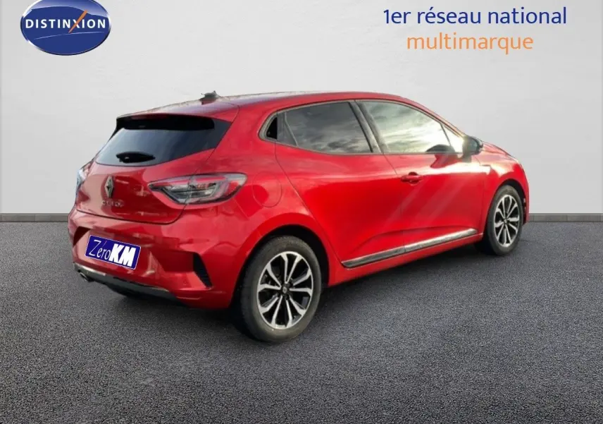 Vue 3/4 arrière droite d'une Renault Clio rouge Désir Métal avec jantes alliage et vitres teintées.