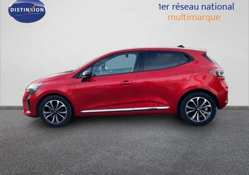 Profil droit d'une Renault Clio rouge Désir Métal 2025, compacte avec jantes alliage et lignes dynamiques.