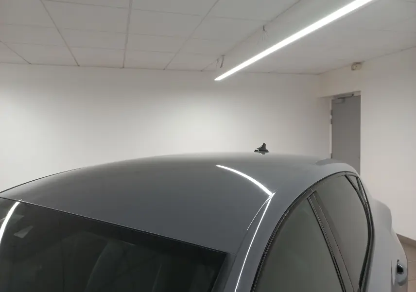 Vue en plongée du toit gris Graphene métallisé d'une CUPRA Leon Phase 2, avec antenne requin et vitres teintées.