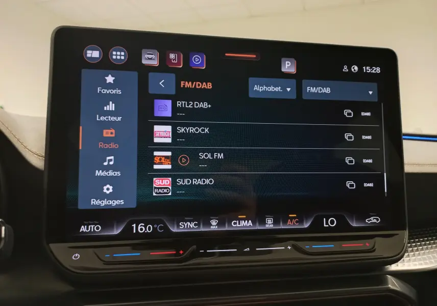 Écran tactile central affichant les options radio FM/DAB dans l’habitacle d’une CUPRA Leon 2025.