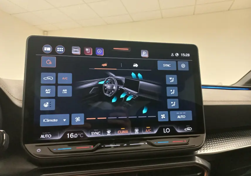 Écran tactile central affichant le système de climatisation du CUPRA Leon 2025 en intérieur, sans vue extérieure du véhicule.